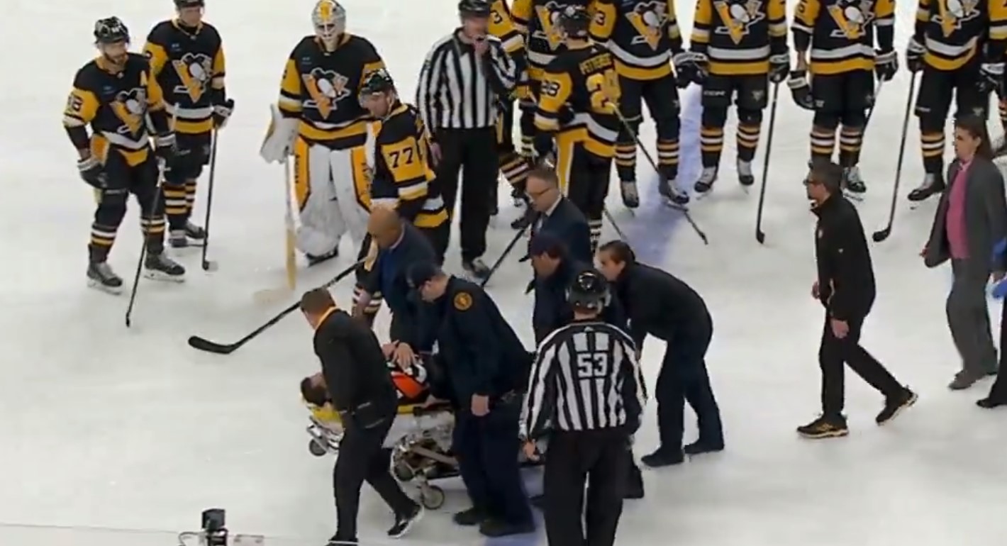 Lightning-Penguins : un arbitre quitte le match sur une civière