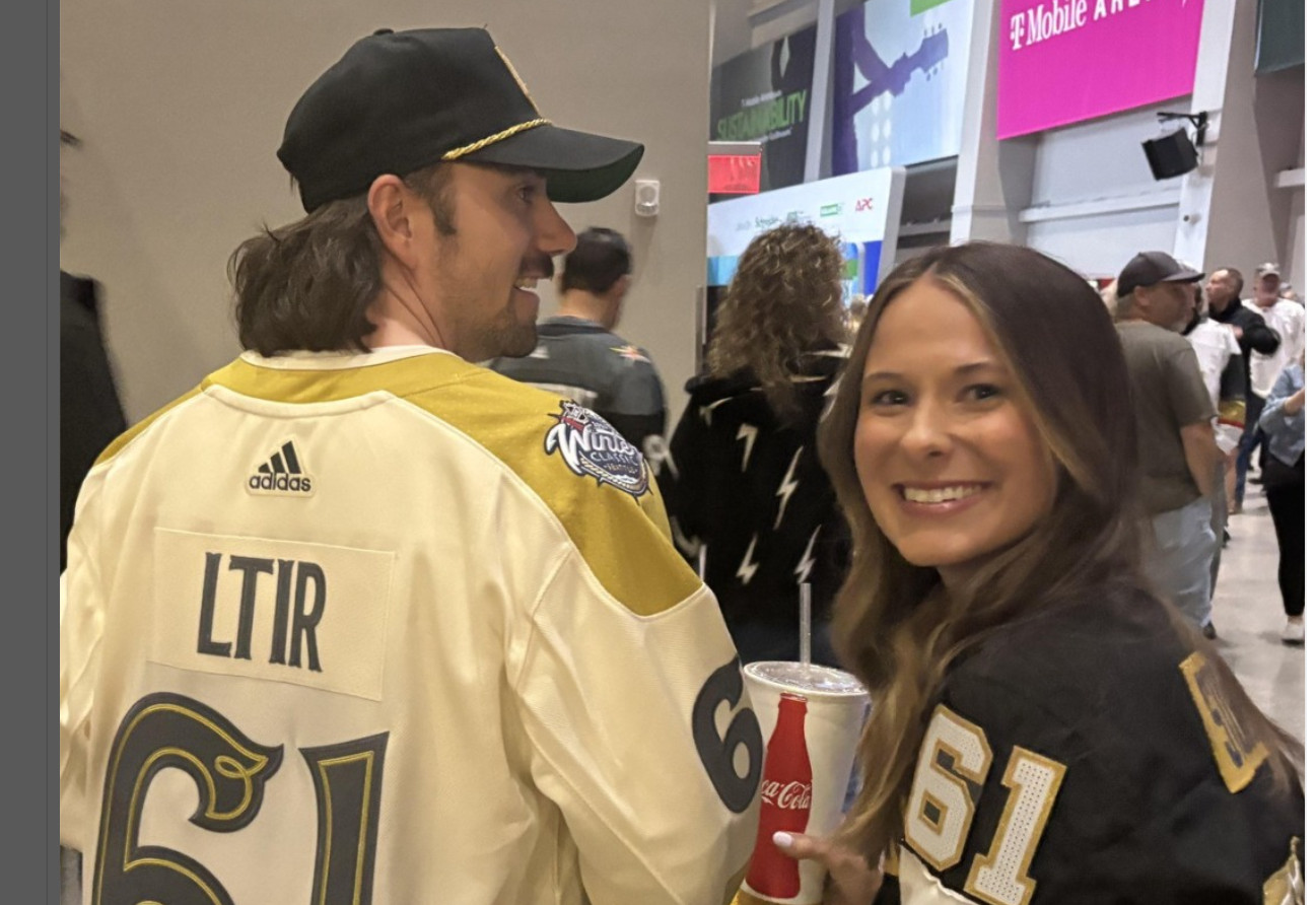 Quand même la femme de Mark Stone rit de la « situation médicale » de son mari