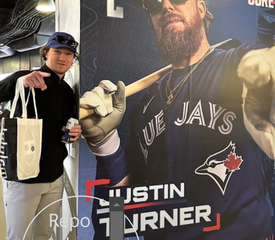 Tyler Toffoli se promène à Toronto avec un chandail du Canadien