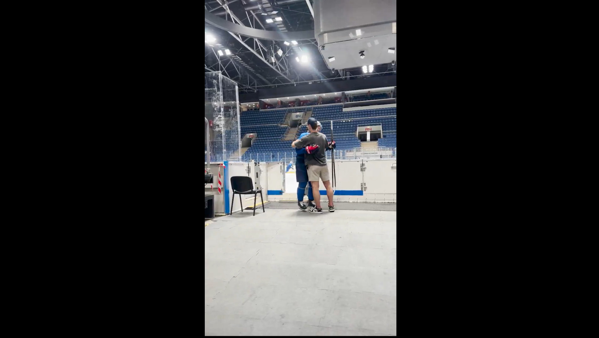 Slaf est allé voir les Américains pratiquer&#8230; Et Zegras en a profité pour lui faire un câlin