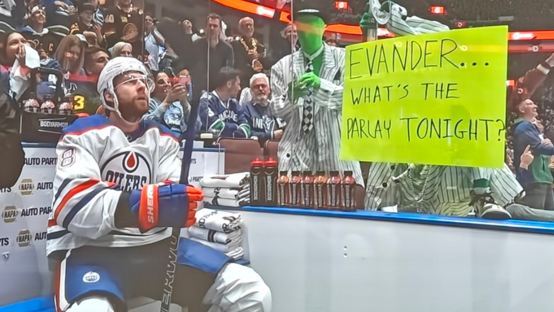 Les hommes en vert bannis après avoir blagué sur les problèmes de jeu d'Evander Kane