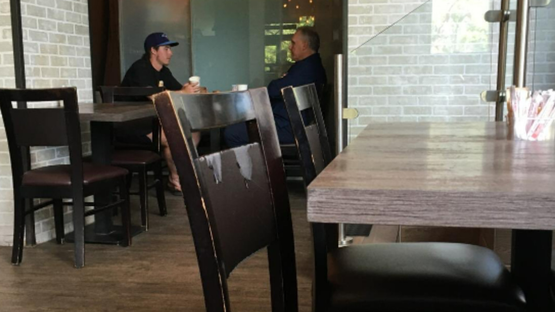 Craig Berube et Mitch Marner ont été aperçus dans un café