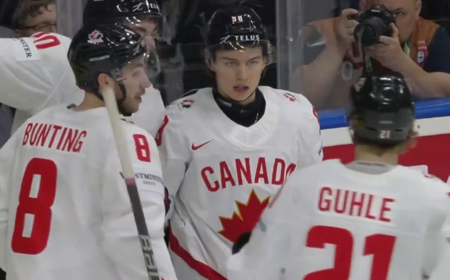 Mondiaux : Kaiden Guhle s'illustre lors du premier match du Canada