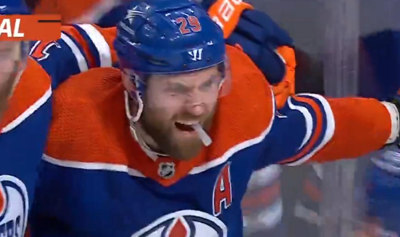 Séries en bref : une explosion offensive des Oilers ramène la série à 2-2