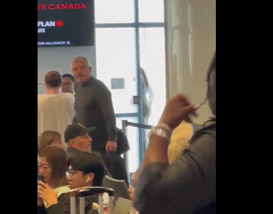 Todd McLellan aperçu dans un aéroport pour un vol en direction de Toronto