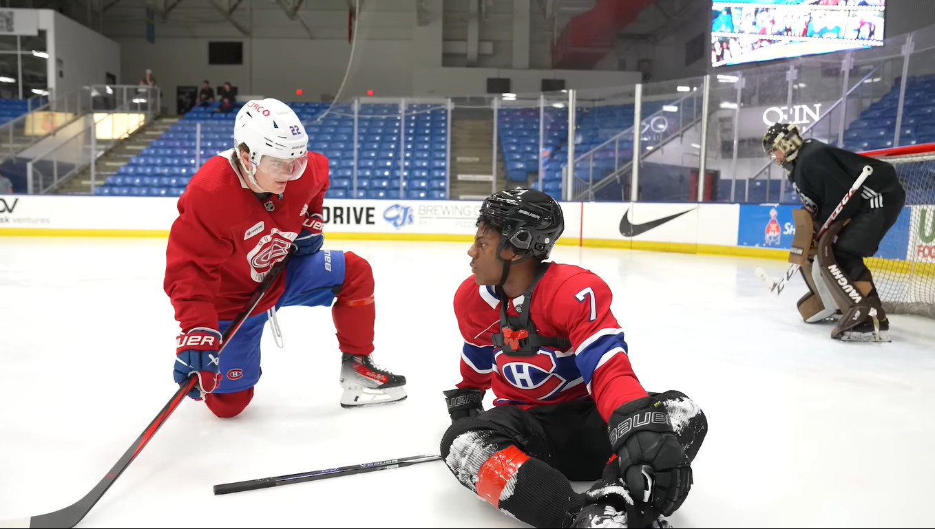 Cole Caufield montre à IShowSpeed (25 millions d'abonnés YouTube) comment patiner