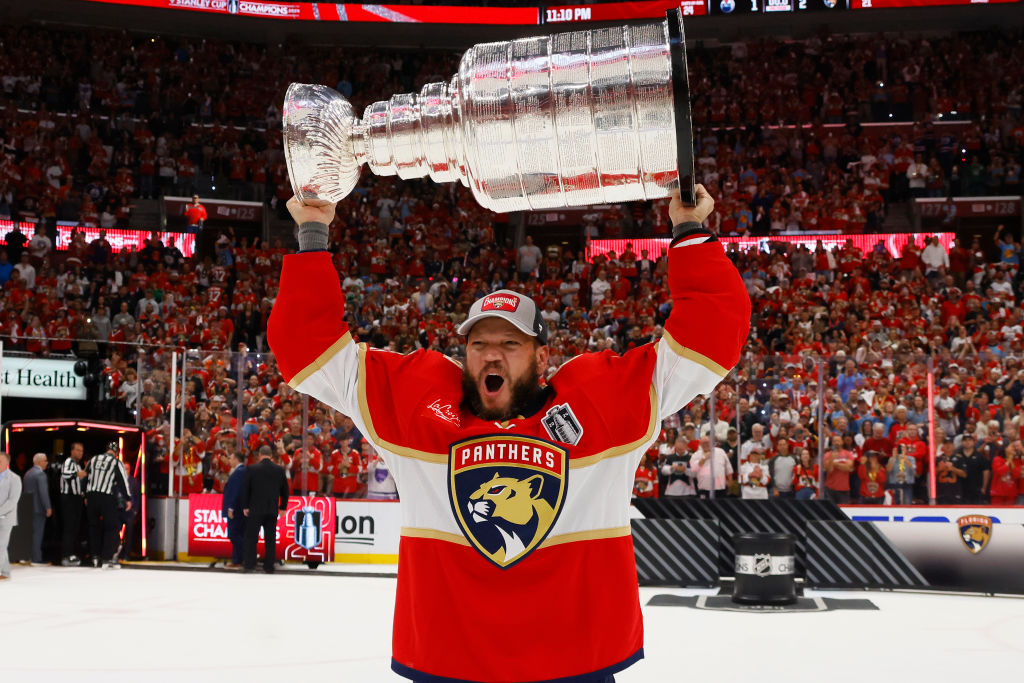 Panne de Microsoft : Kyle Okposo n'a pas pu profiter de sa journée avec la Coupe Stanley