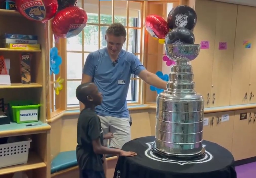 Journée avec la Coupe Stanley : Matthew Tkachuk est allé dans un hôpital pour enfants