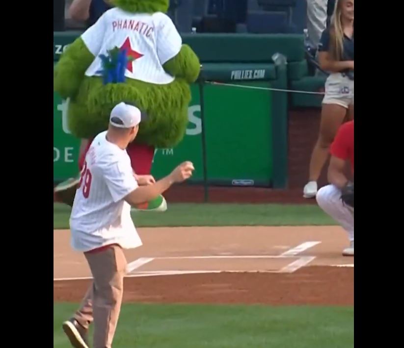 Lancer protocolaire : Matvei Michkov lance une prise au Citizen Bank Park