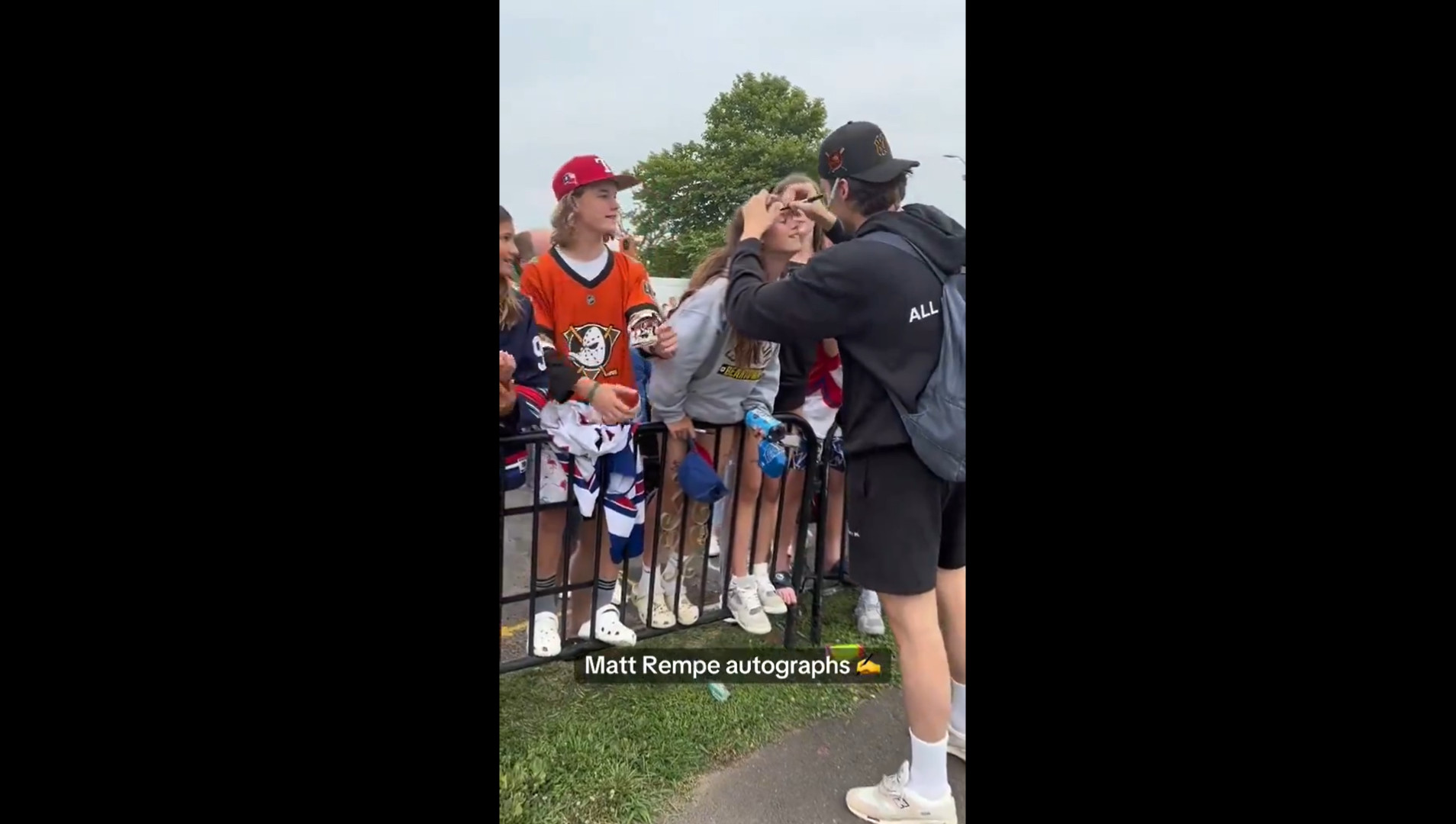 Une signature sur un front, sur un cou et sur un poignet : Matt Rempe est une vedette