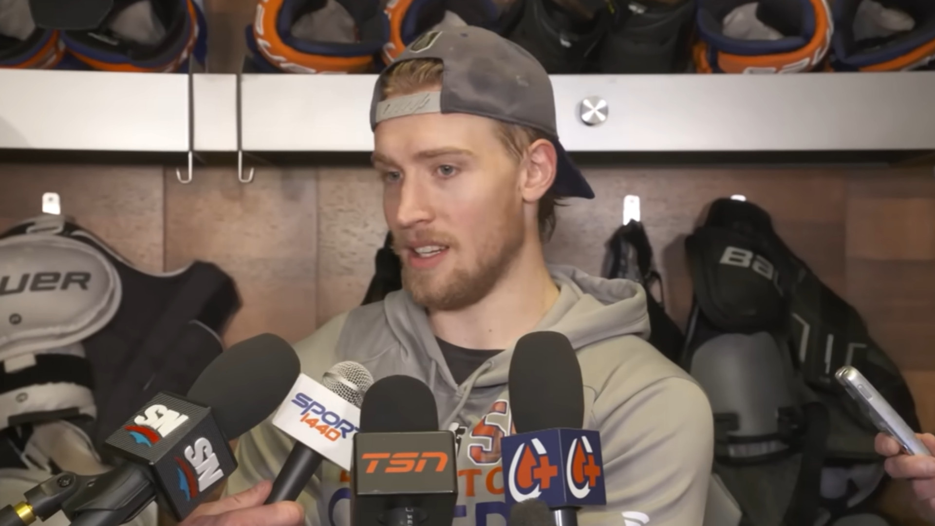 Offre hostile : Dylan Holloway critique les Oilers pour la gestion du dossier