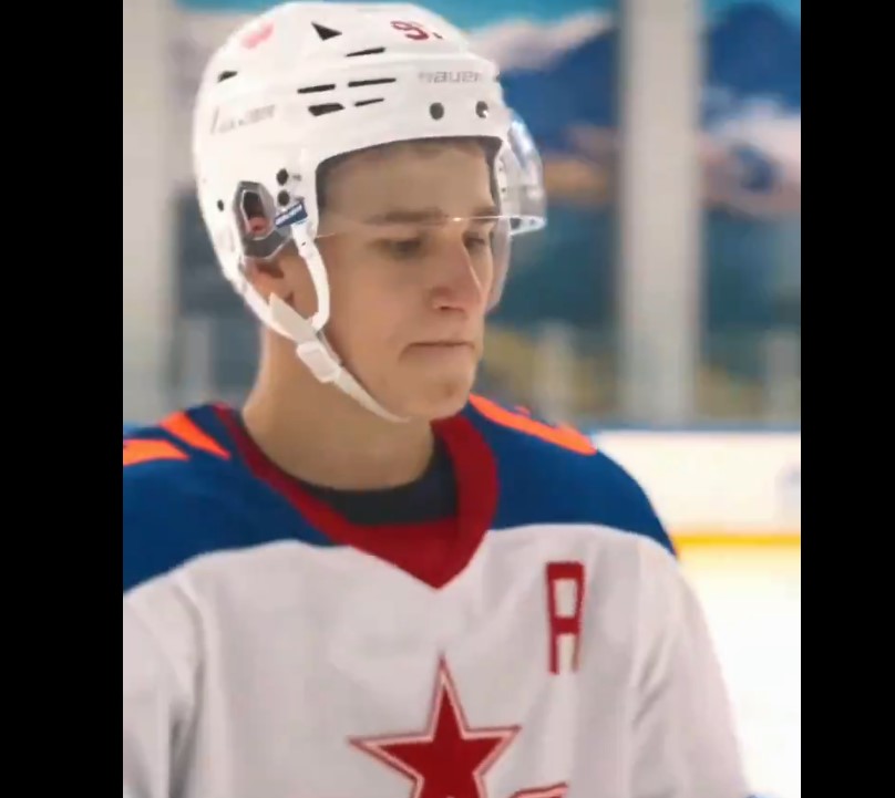 Ivan Demidov portait un A sur son chandail avec le SKA aujourd'hui