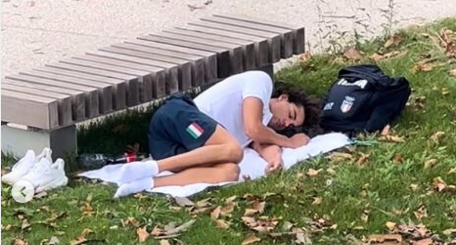 Un médaillé d'or filmé en train de prendre une sieste dans un parc