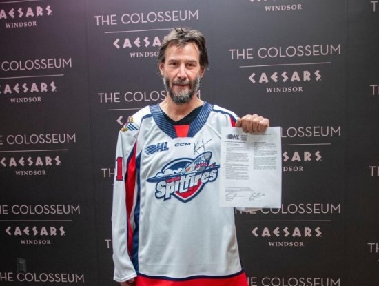 L'acteur Keanu Reeves a signé un contrat de joueur dans la OHL