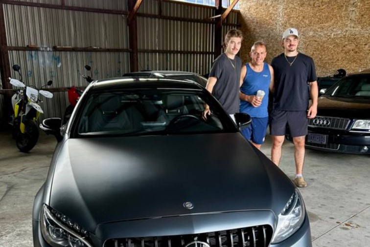 Les frères Xhekaj ont fait une belle surprise à leur père en lui offrant sa voiture de rêve
