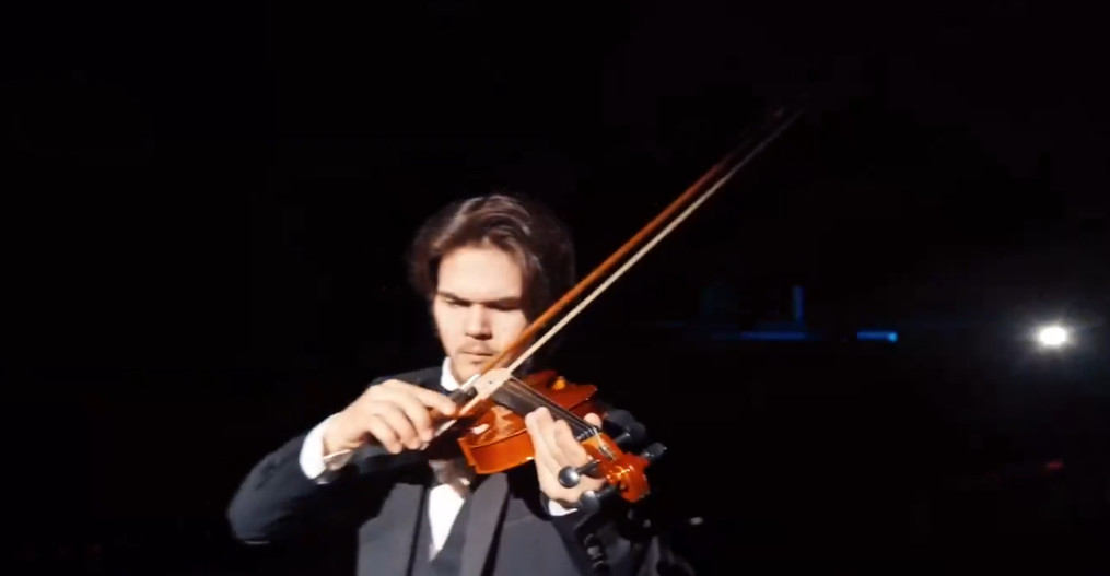 Bogdan Konyushkov : sa performance de violon n'est pas l'affaire la plus louche du jour