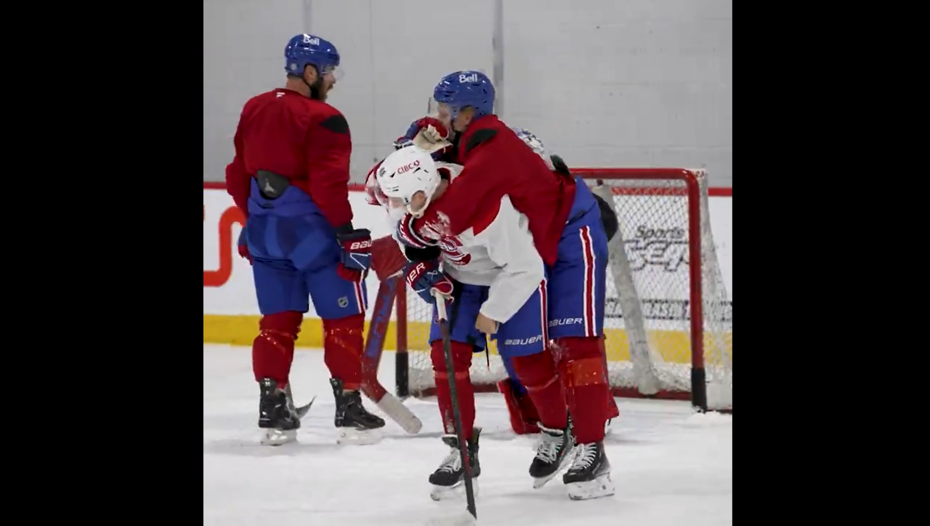 Kaiden Guhle saute amicalement sur Lane Hutson après s'être fait déculotter