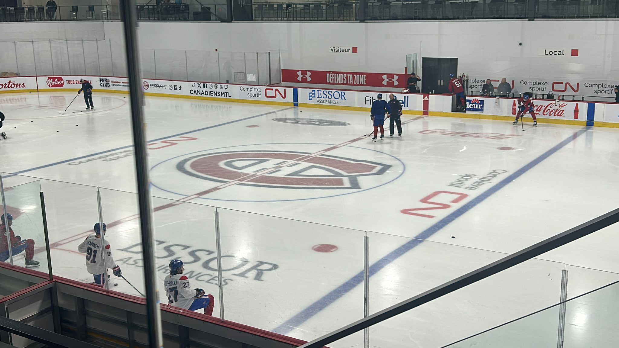 Kaiden Guhle et Oliver Kapanen à l'entraînement avec les réguliers