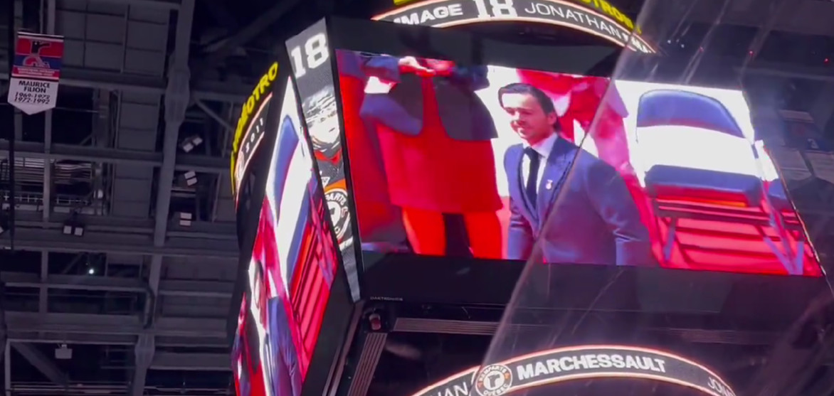 Jonathan Marchessault annonce le décès soudain de sa mère alors qu'il est honoré par les Remparts