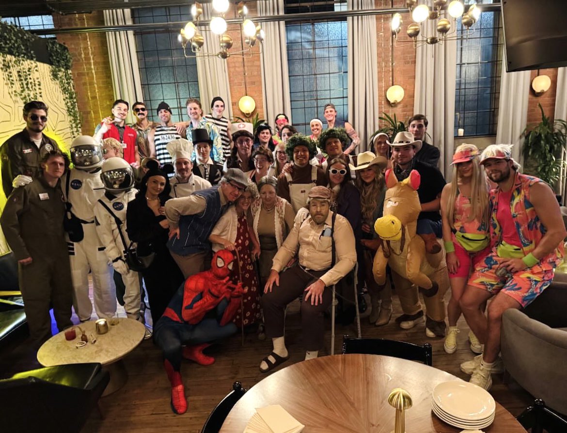 Halloween hier soir : Arber Xhekaj en employé du Costco et David Savard en personne âgée