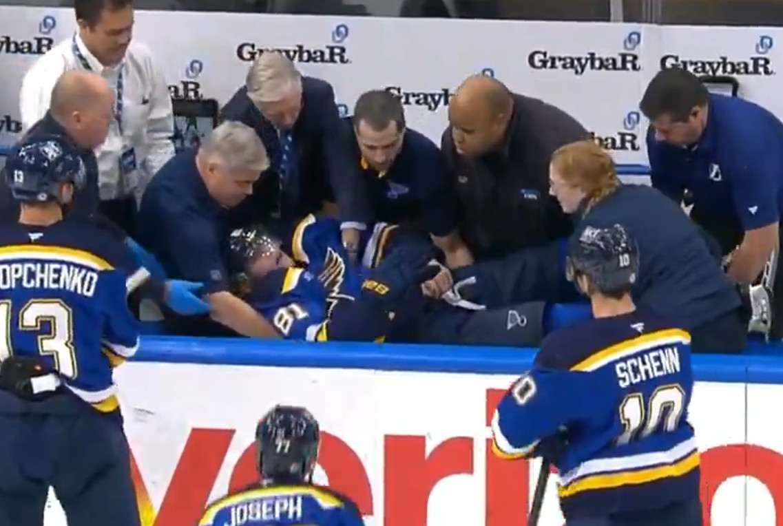 Top-5 : Dylan Holloway s'effondre au banc après avoir reçu une rondelle au cou