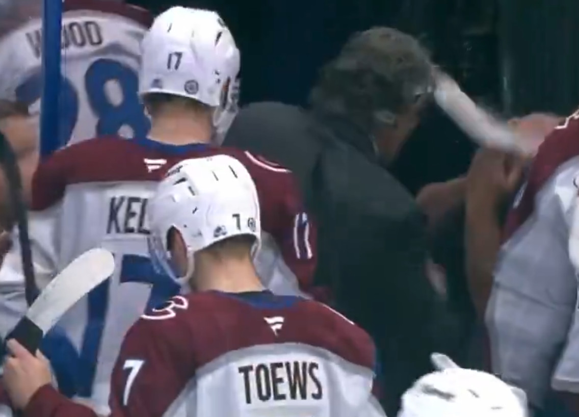 Top-5 : Le bâton fracassé de Miles Wood atteint son entraîneur