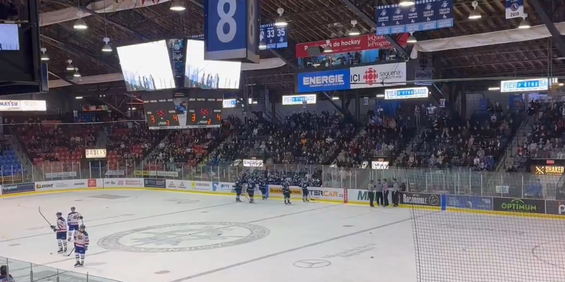 But controversé à Chicoutimi, les partisans lancent des cannettes de bière sur la patinoire