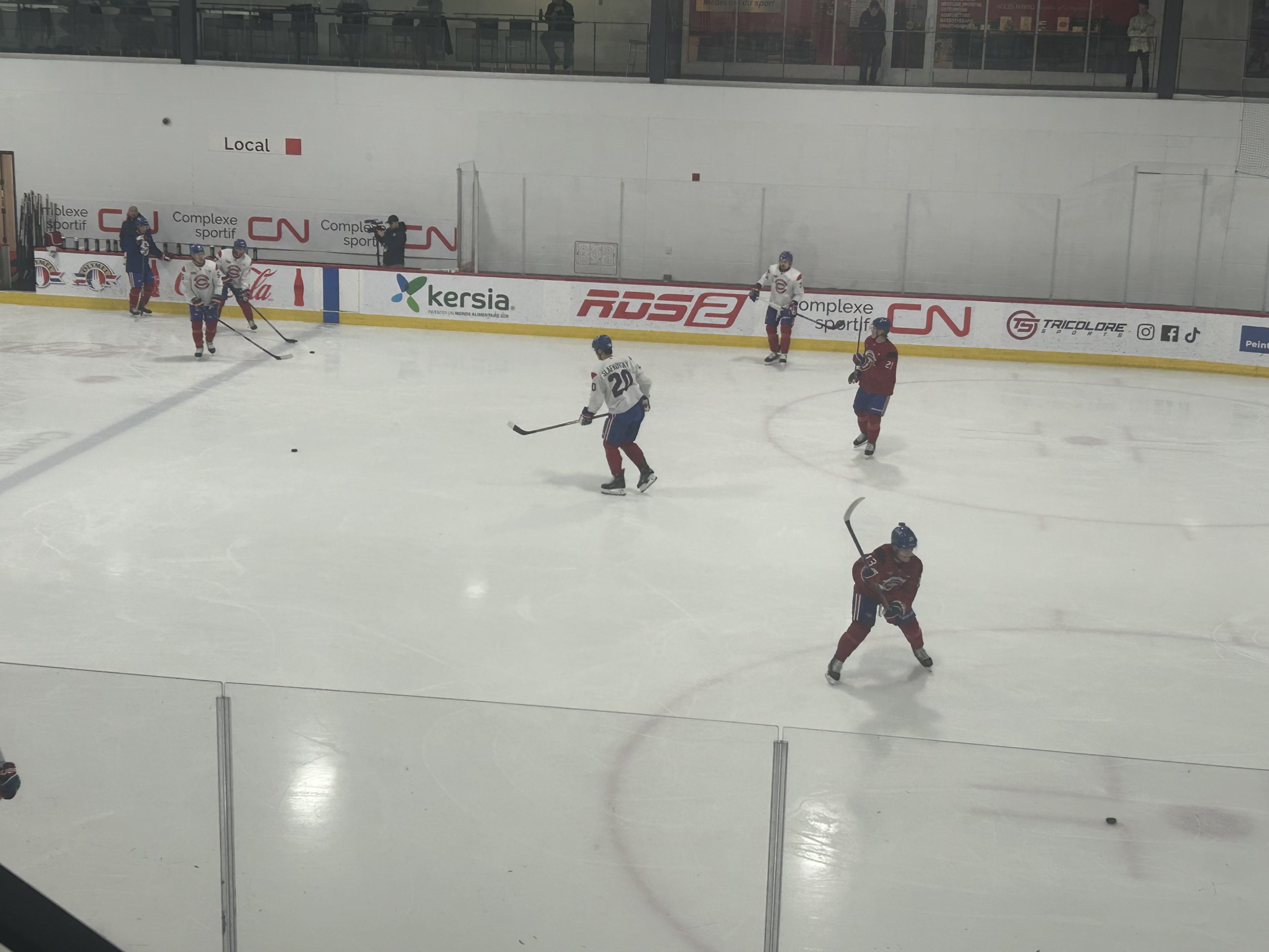 Jake Evans s'entraîne avec Juraj Slafkovsky ce matin