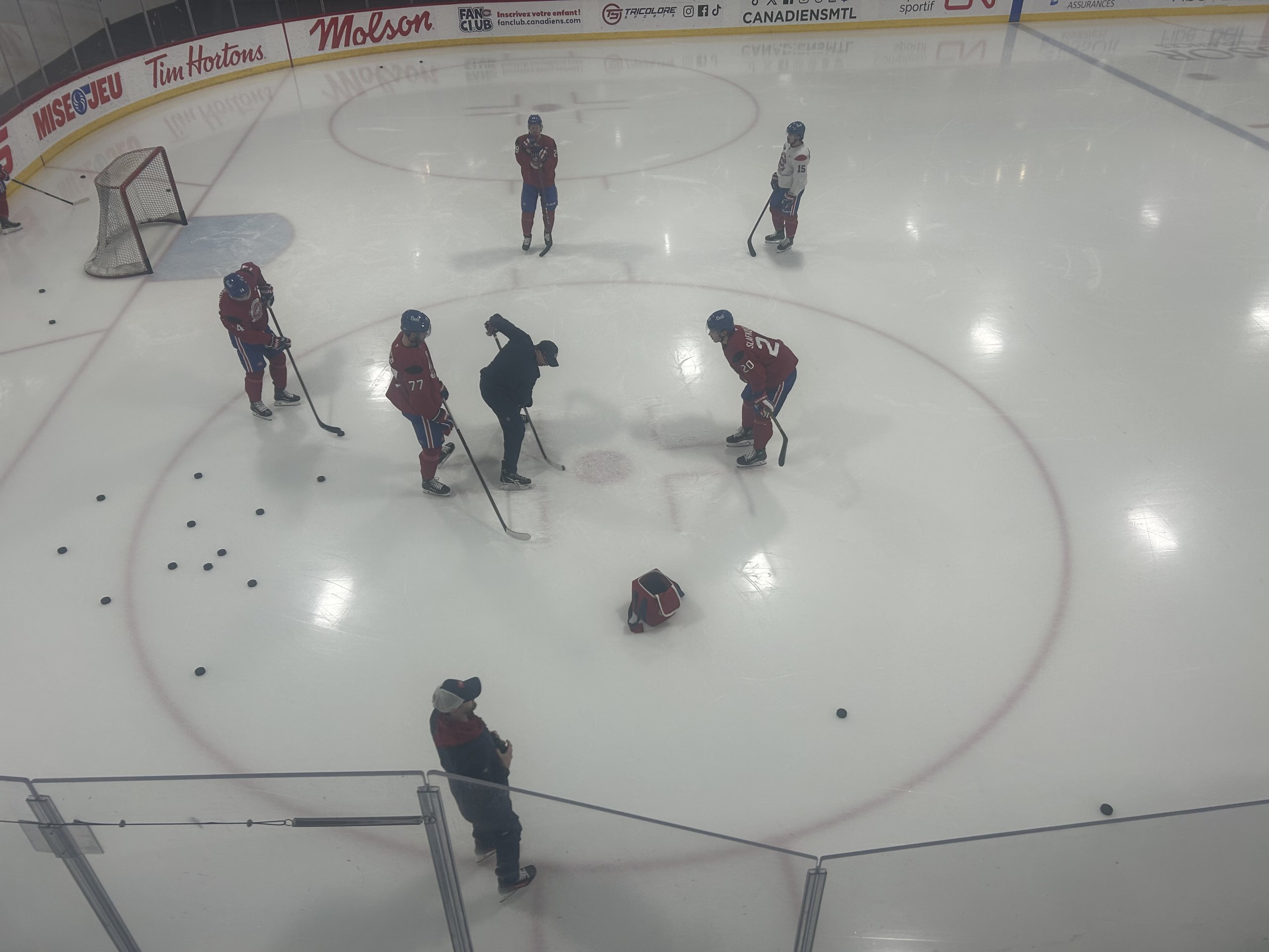 Juraj Slafkovsky s'entraîne comme joueur de centre ce matin