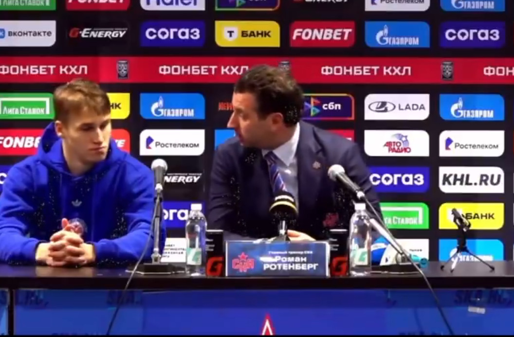 Demidov a l'air craintif devant son entraîneur en conférence de presse