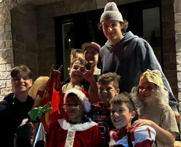 Halloween : Paul Byron a invité David Reinbacher à passer la soirée avec sa famille