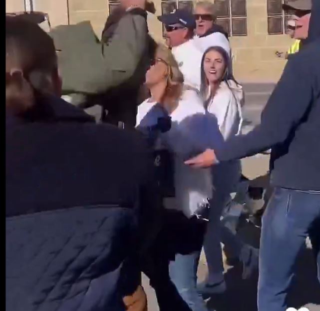 Jason Kelce fracasse le téléphone d'un partisan qui insultait son frère