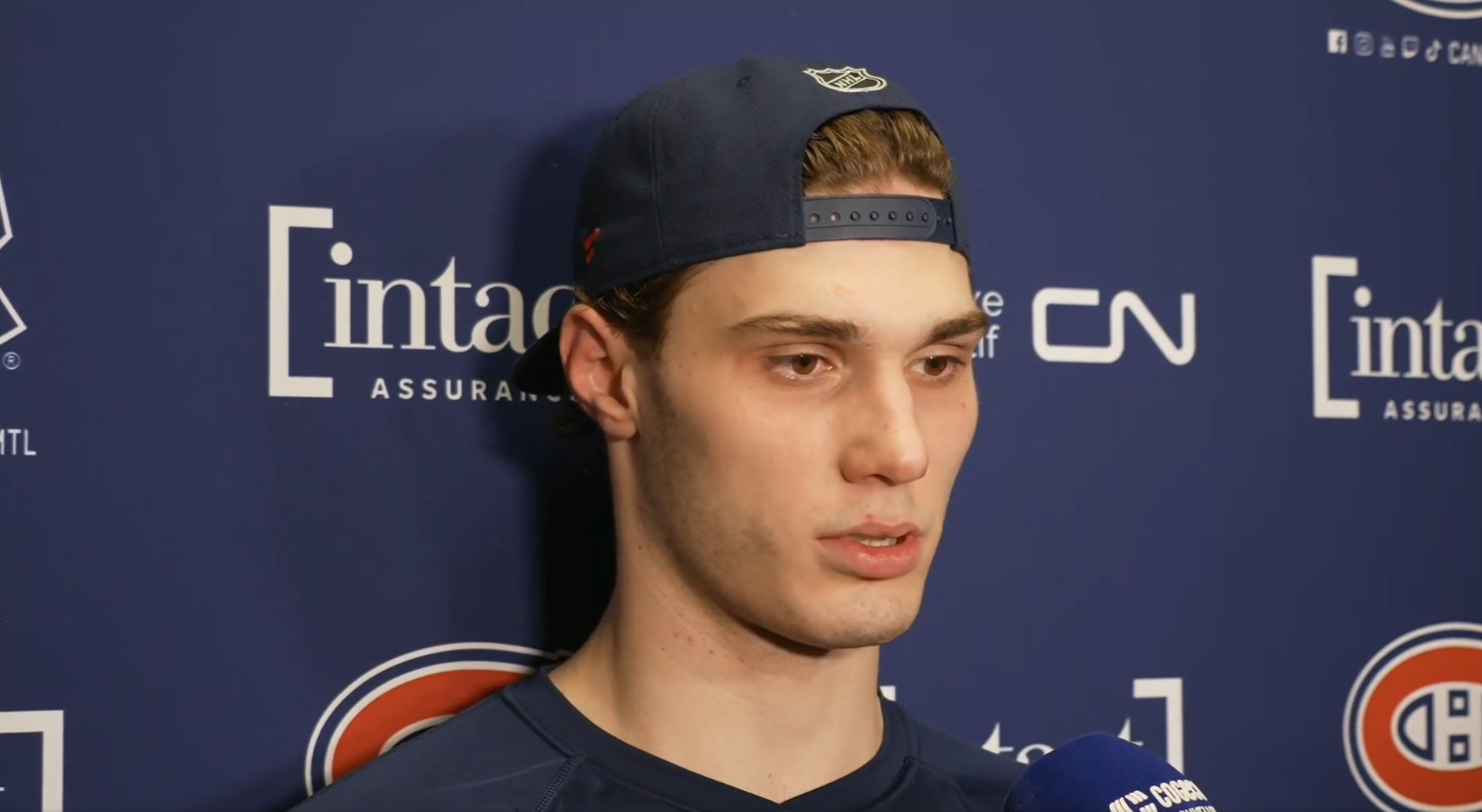 Juraj Slafkovsky a eu l'air dérangé par une question d'un journaliste aujourd'hui