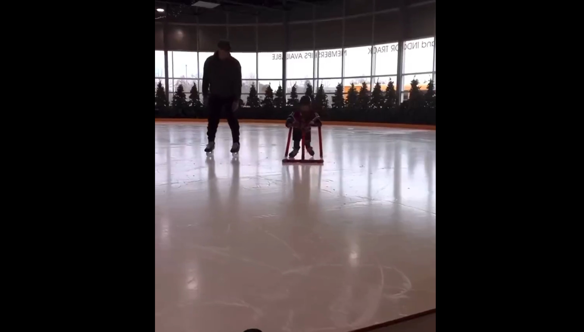 Vidéo : Carey Price apprend à son fils comment patiner
