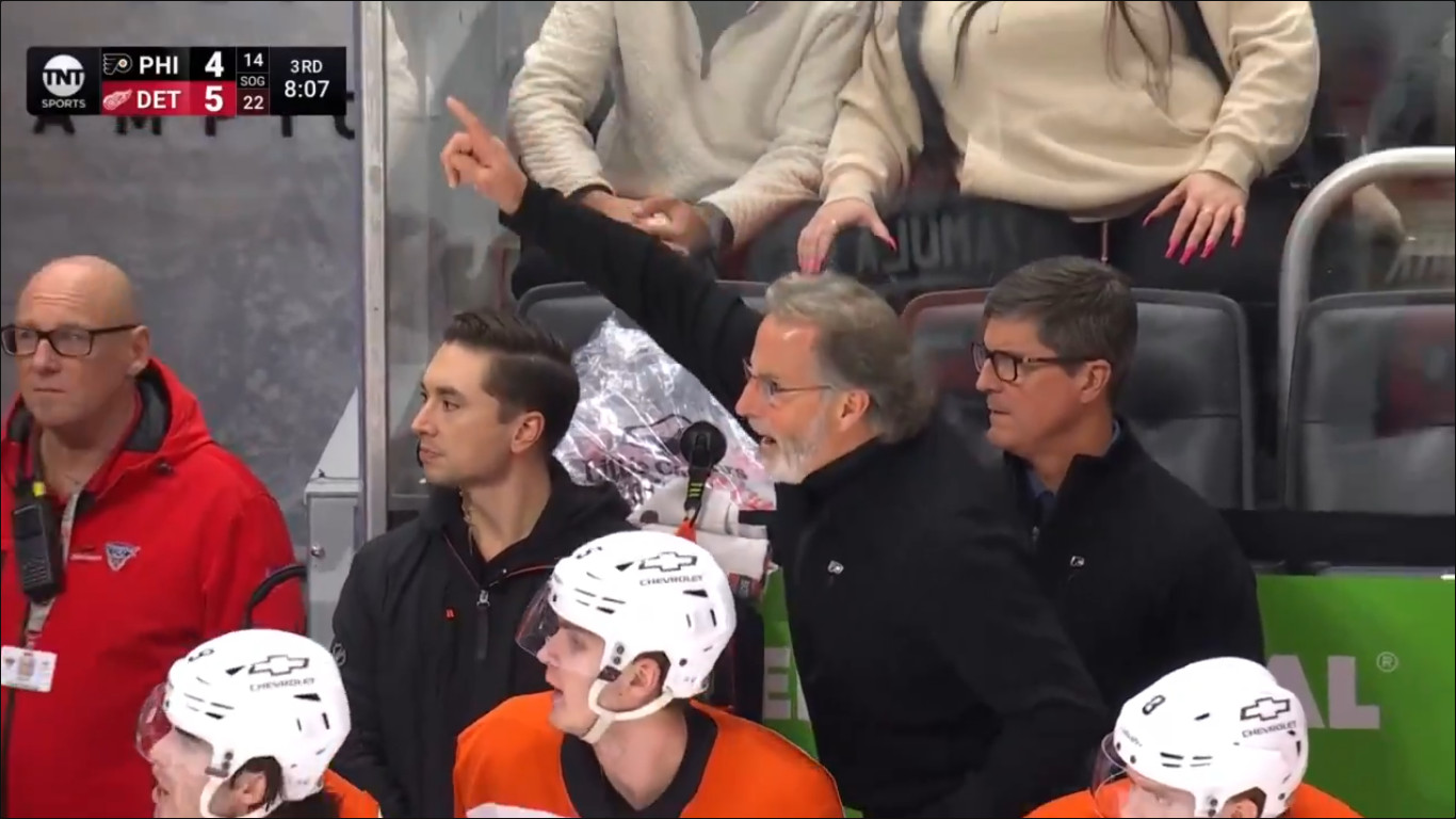 Top-5 : John Tortorella pète une crise (justifiée) derrière le banc des Flyers