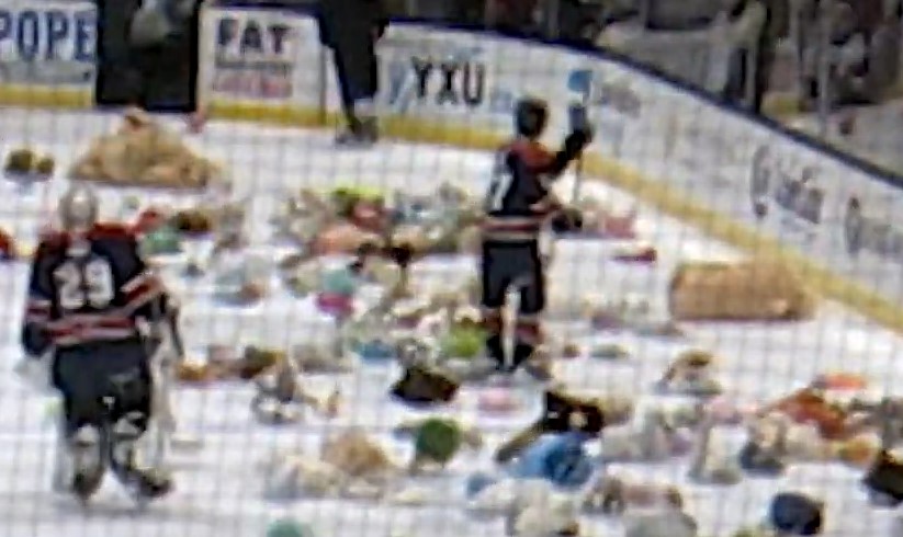 OHL : Michael Misa suspendu pour avoir lancé des toutous dans les gradins