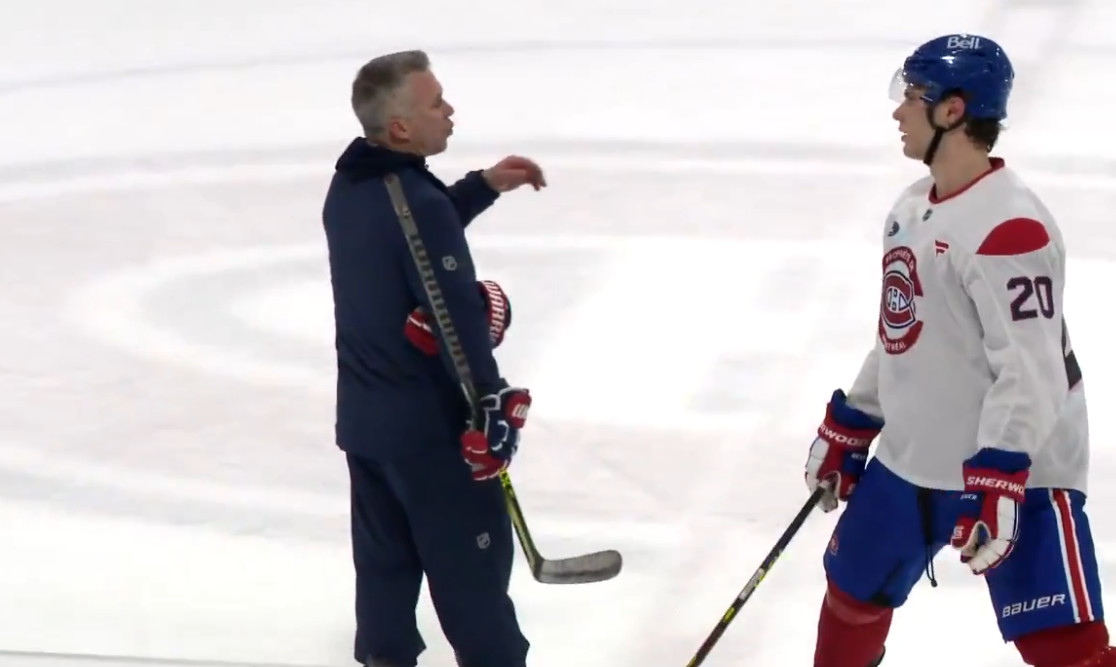 Longue discussion entre Juraj Slafkovsky et Martin St-Louis à l'entraînement ce matin