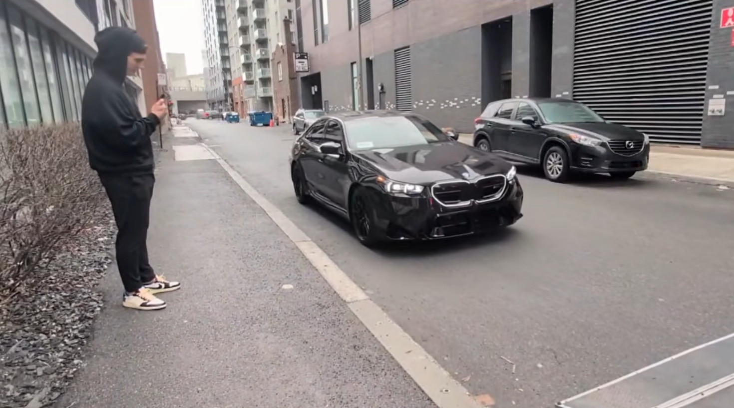 En images : Juraj Slafkovsky s'offre une magnifique BMW avant Noël