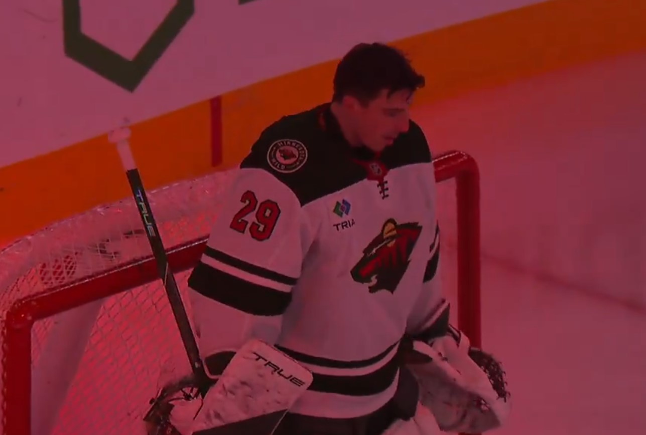 Marc-André Fleury reçoit une dose d'amour du Centre Bell durant l'hymne national