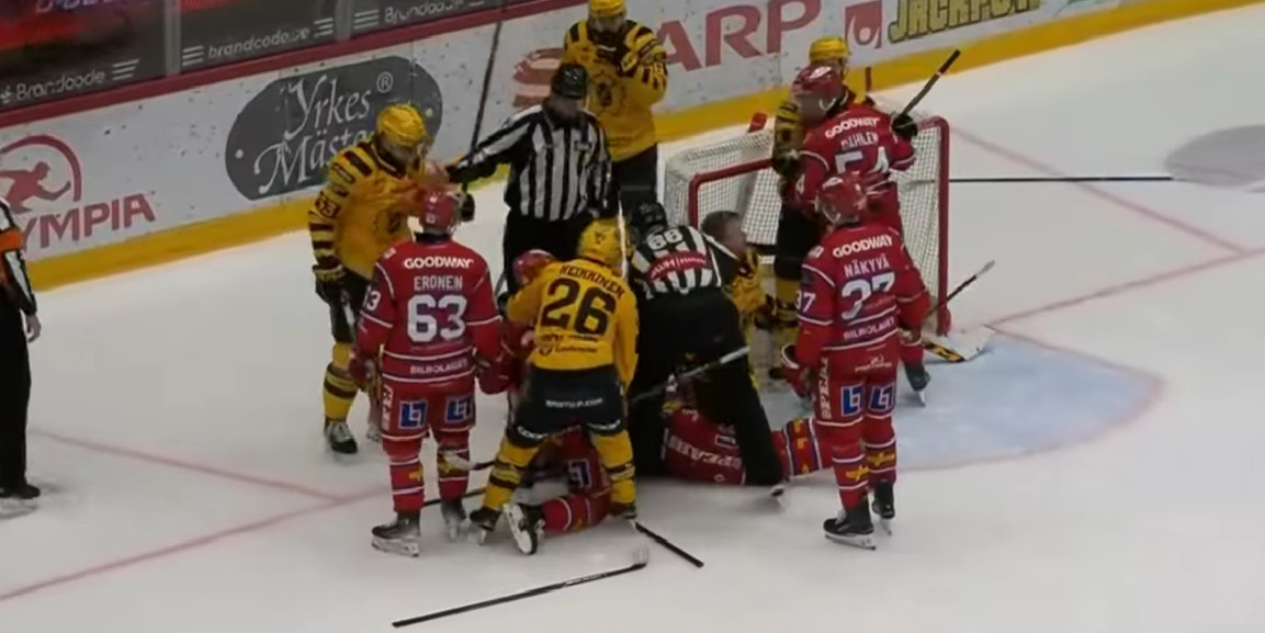 Oliver Kapanen se cogne la tête (sans casque) sur la patinoire