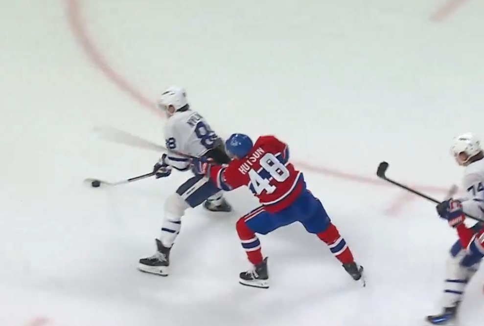 Différentiel de moins-5 face aux Leafs : Lane Hutson affirme qu'il doit être meilleur