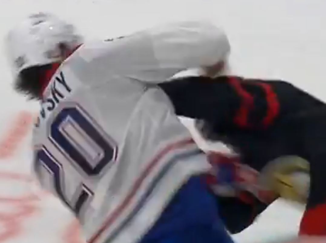 Juraj Slafkovsky sacre une volée à Ridly Greig