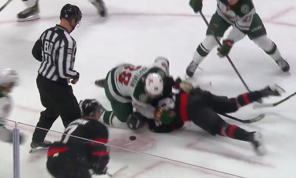 Ryan Hartman est suspendu 10 matchs pour son coup à l'endroit de Tim Stützle