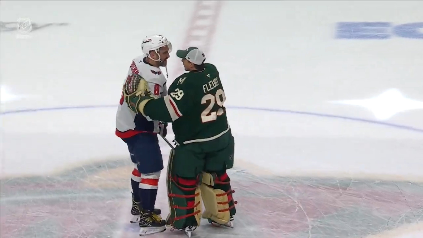 Top-5 : Ovechkin ramène ses coéquipiers sur la glace pour serrer la main de Fleury