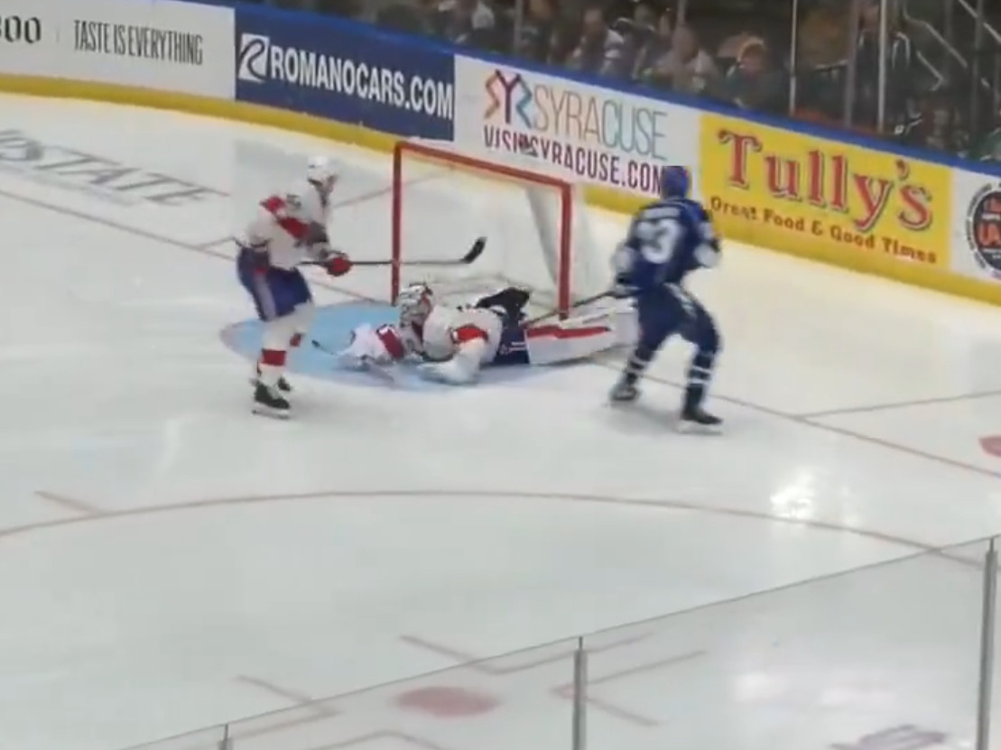 25 arrêts, un but accordé et une victoire pour Jacob Fowler à ses débuts professionnels