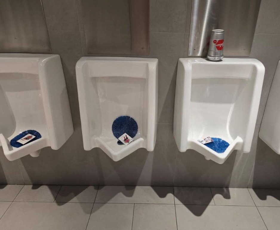 Des cartes de hockey de Tom Wilson dans les urinoirs du Centre Bell