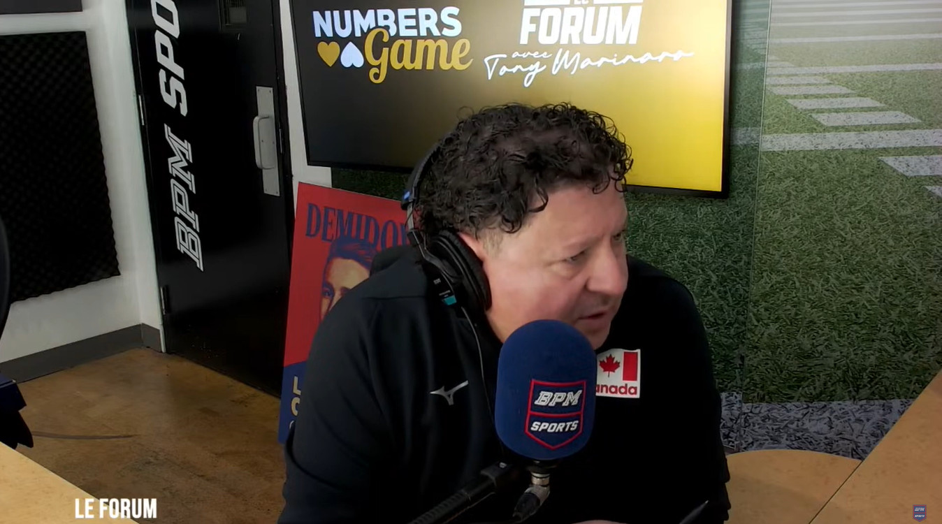 Tony Marinaro appelle dans un club de golf pour réserver un départ aux joueurs des Caps