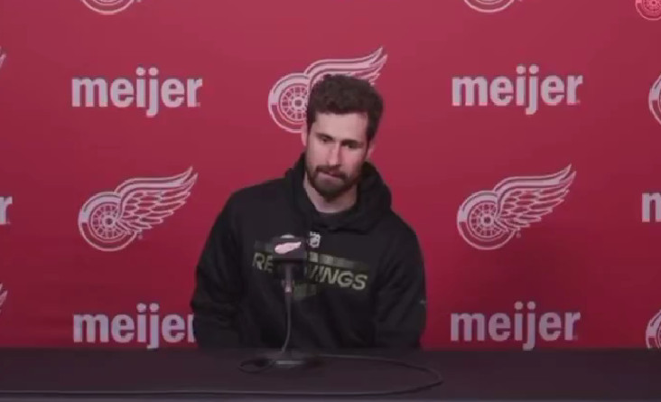 Dylan Larkin envoie un message à Steve Yzerman : il n'a pas aimé l'inaction de son DG en mars
