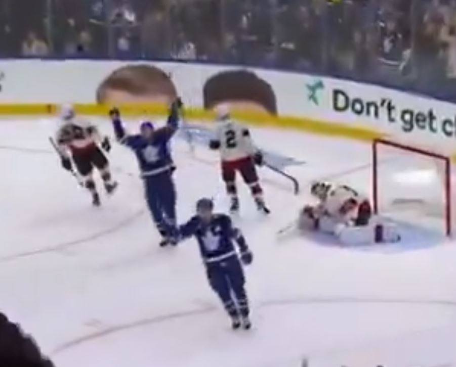 Séries en bref : Un feu au Scotiabank Arena n'a pas freiné les Leafs