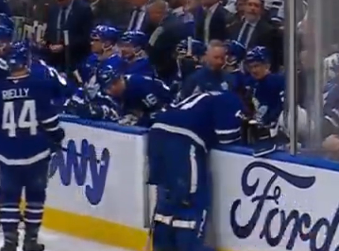 Séries en bref : Anthony Stolarz a vomi sur le banc